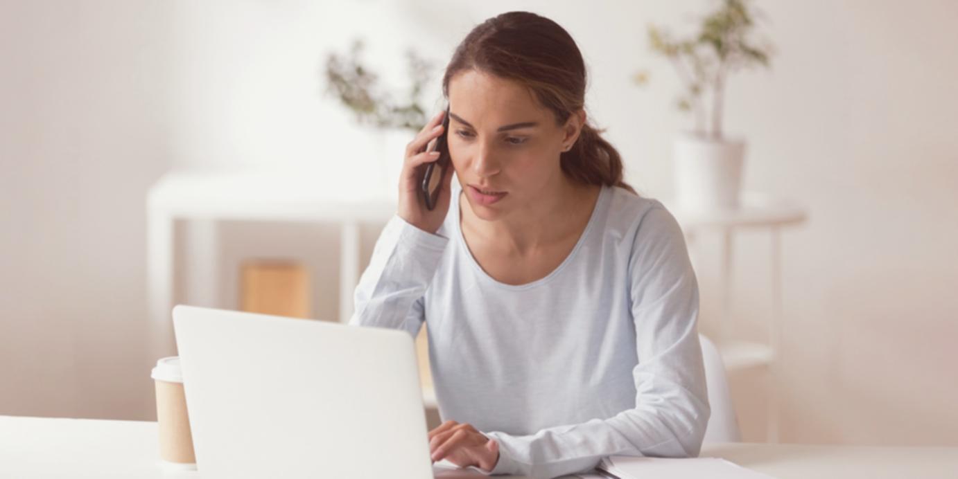 Викладач працює зі студентом над текстом під час індивідуальної консультації